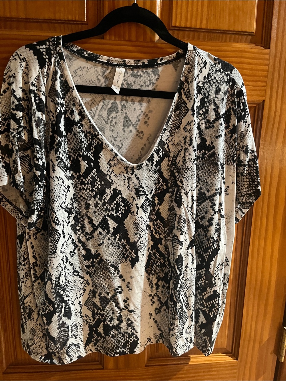 Ideology Black and White Snake-Print V-Neck Short Sleeve Top